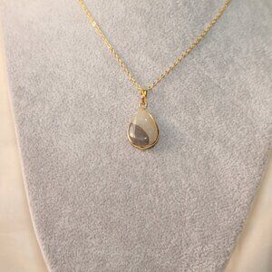 Elegant Teardrop Agate Stone Pendant Necklace – Gold Trim